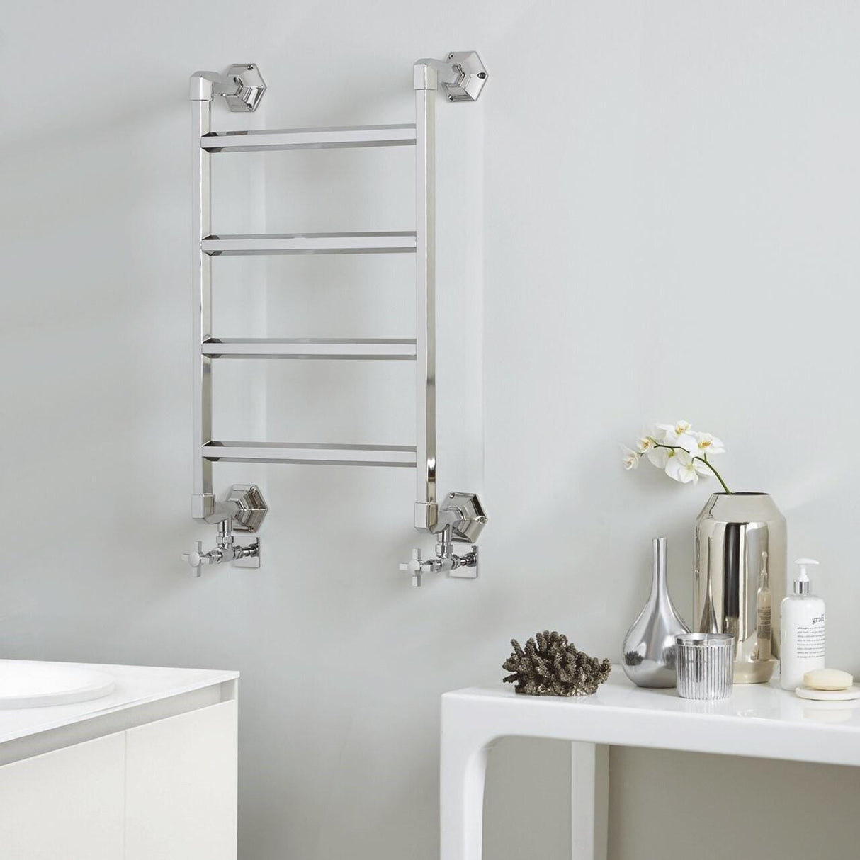 Vogue Traditional Towel Radiators Vogue Art Moderne Straight Wall Mounted Traditional Towel Radiator in Chrome